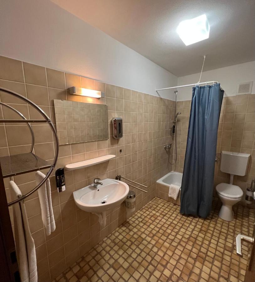 Hotel-Gasthof Deutschmeister Donauwörth Esterno foto